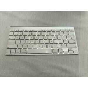 Genuine Apple Bluetooth Keyboard A1314 AA batteries not included